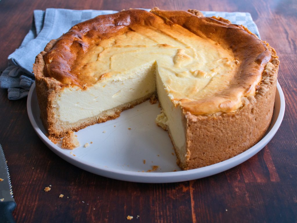Angeschnitter Käsekuchen auf einem Teller